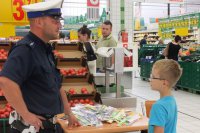 Policjant podczas spotkania z dziećmi w centrum handlowym