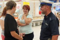 Policjant podczas spotkania z dziećmi w centrum handlowym