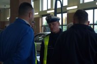Policjanci zachęcają kierowców do sprawdzenia pojazdu przed podróżą