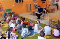 Policjant z Żor czyta dzieciom