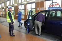 Policjanci zachęcają do sprawdzenia samochodu przed wyjazdem