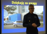 Mł. insp. Mariusz Krzystyniak podczas wystąpienia na naradzie rocznej żorskich policjantów