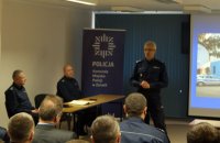 Mł. insp. Mariusz Krzystyniak podczas wystąpienia na naradzie rocznej żorskich policjantów