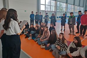 Na zdjęciu widać uczniów podczas dni promocji szkół ubranych w mundury klasy policyjnej oraz uczniów zainteresowanych szkołą.