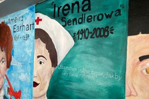 Na zdjęciu widać mural, na którym znajduje się wizerunek oraz motto Ireny Sendlerowej &quot;Kto ratuje jedno życie, jakby świat ratował&quot;.
