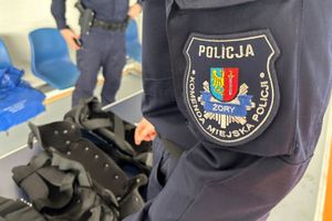 Na zdjęciu widać mundur policjanta z emblematem na ramieniu Komendy Miejskiej Policji w Żorach.