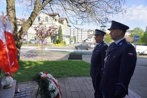 Na zdjęciu widać policjantów przed pomnikiem znajdującym się przy Komendzie Miejskiej Policji w Żorach.